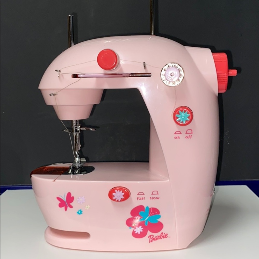 Barbie lightweight/Portable sewing machine - Picture 4 of 6